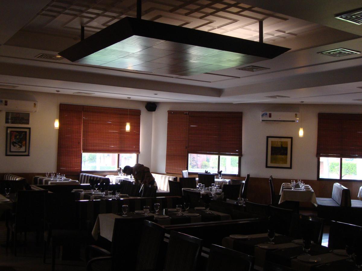 Hotel North Park Panchkula Esterno foto