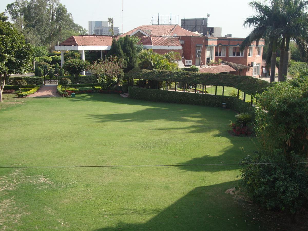 Hotel North Park Panchkula Esterno foto