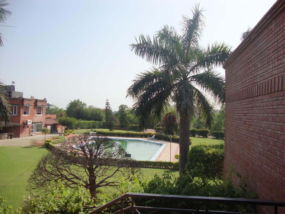 Hotel North Park Panchkula Esterno foto