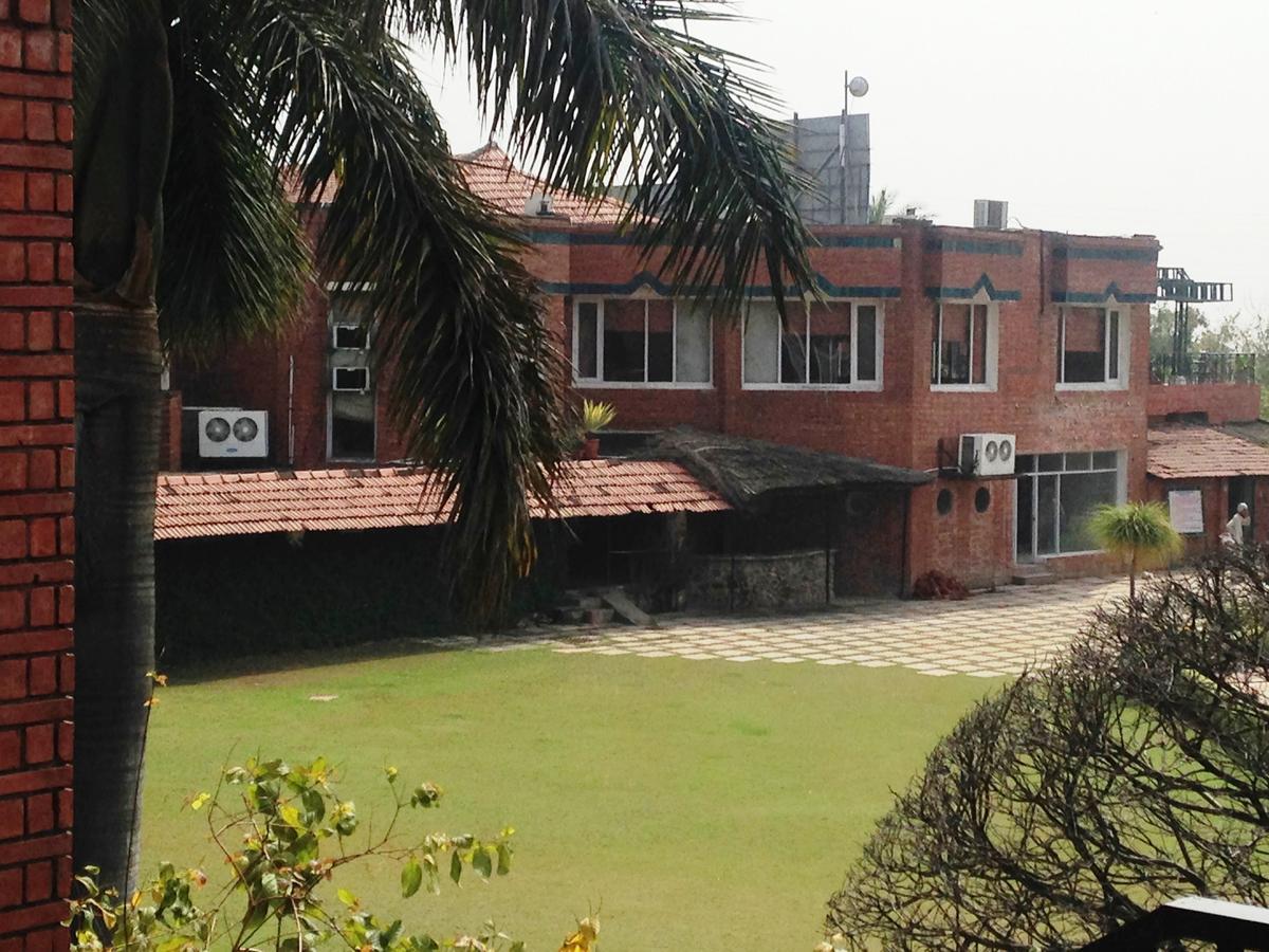 Hotel North Park Panchkula Esterno foto