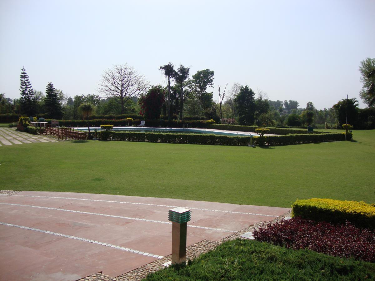 Hotel North Park Panchkula Esterno foto