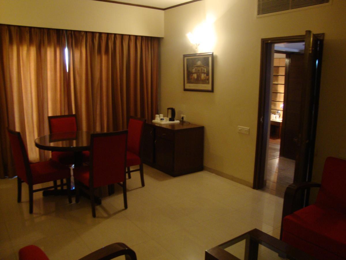 Hotel North Park Panchkula Esterno foto