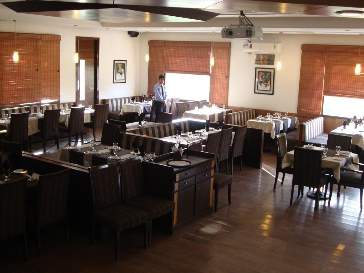 Hotel North Park Panchkula Esterno foto